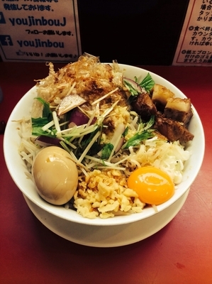 「冷やしまぜそば 830円 味玉100円 野菜チョイ増し、脂」@用心棒の写真