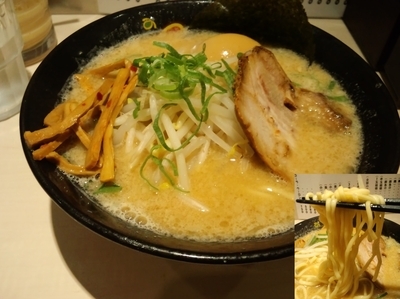 「豚骨ラーメン(もやし量普通、麺固め)＋味玉790円」@らーめんオハナ 戸塚店の写真