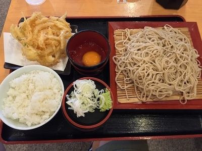 「朝そば（天ぷら・生玉子）＋ライス（￥390＋￥100）」@瀬谷そばの写真