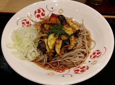 「バジル香る夏野菜のかき揚げそば」@いろり庵きらく アトレヴィ三鷹店の写真