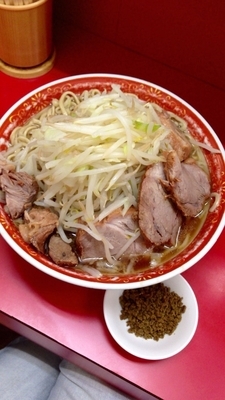 「大ぶた入り+ふりふりカレー」@ラーメン二郎 上野毛店の写真