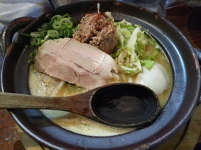 「土鍋味噌豚骨　こってり　（大盛）　＋味玉：サービス券」@たけさんの写真