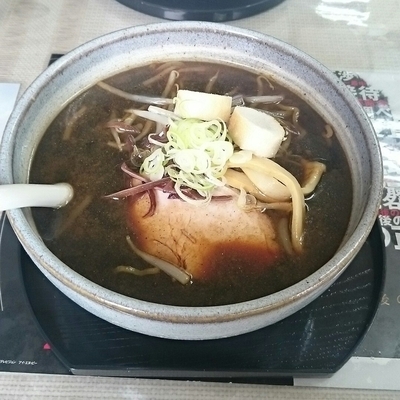 「くろらぁめん @680円」@らぁめんやの写真