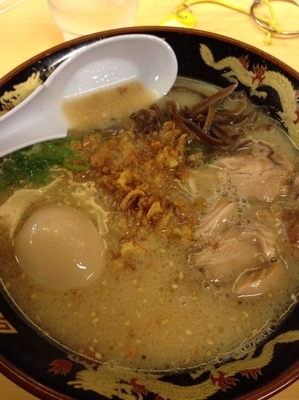 「豚とろラーメン＋味玉」@鹿児島ラーメン 豚とろ 天文館本店の写真