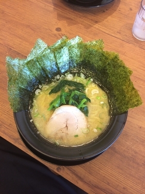 「醤油ラーメン＋海苔」@横浜家系ラーメン 鶯家の写真