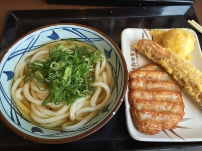 「冷かけ並＋ちくわ＋さつま揚げ＋半熟たまご（￥290＋￥360」@丸亀製麺 大和店の写真