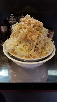 「ラーメン700円(カタメ、ヤサイチョイ増し、他全増し)」@らーめん虎丸 川口店の写真