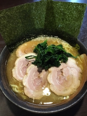 「チャーシュー麺中盛、硬め濃いめ」@家系ラーメン 鶴見 幸家の写真