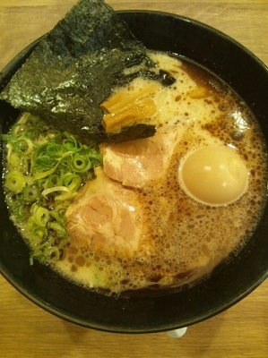 「焦がし黒とんこつ（味玉トッピング）」@名古屋豚骨 一番軒の写真