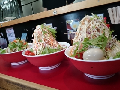 「冷やし中華(ヤサイ･ニンニク・辛揚げ・ガリマヨ)800円＋豚」@千里眼の写真