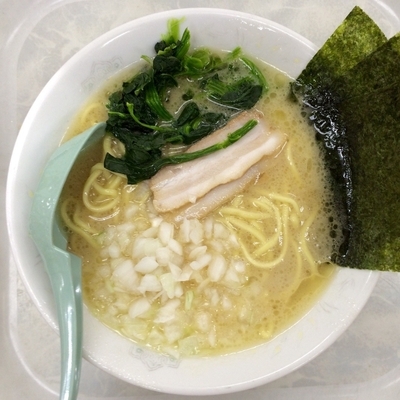 「醤油豚骨ラーメン 730円」@濃厚とんこつ横浜家系ラーメン 九ツ家 高坂サービスエリア店の写真