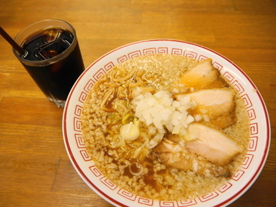 「蔵出ししょうゆラーメン 麺硬め 背脂＋玉葱＋サービスアイスコ」@喜多方食堂 浅草本店の写真