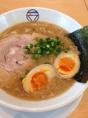 「豚骨醤油らぁ麺＋味玉」@らぁ麺食堂 吉凛の写真
