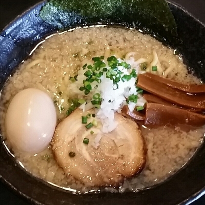 「背脂中華そば　７００円＋味玉」@まぜそば 一心不乱の写真