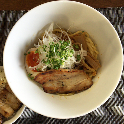 「汁なし醤油（中）＋ニンニク＋炙りチャーシュー丼」@麺丼Dining 夢者の写真