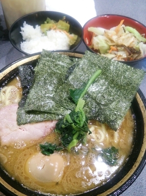 「ラーメン中盛り＋味玉＋野菜畑」@家系総本山 ラーメン吉村家の写真