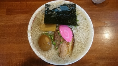 「ニボシ背油ソバ＋味玉＝780円也」@らー麺 たまや零式の写真