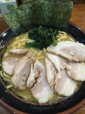 「チャーシュー麺中盛、硬め濃いめ」@横濱家系ラーメン 萬心家の写真