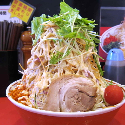 「冷やし中華 大盛 850円（野菜＆ガリマヨマシマシ・辛あげ）」@用心棒Ⅱ階の写真