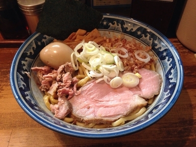 「燻玉油そば」@兎に角 松戸店の写真