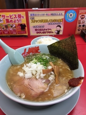 「煮干醤油らーめん830円 半ライス110円」@山岡家 越谷レイクタウン店の写真