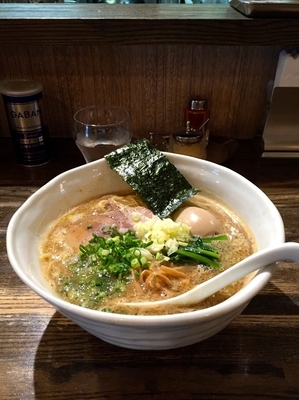 「醤油ラーメン＋黒味玉」@RAMEN CiQUEの写真