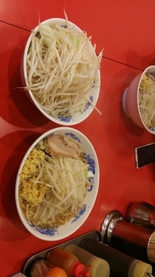 「ラーメン大盛（700円）　ショウガダブル+野菜ダブル別皿で」@ドン-キタモトの写真