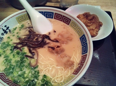 「特製らーめん+唐揚げ+替え玉」@豚骨らーめん 福の軒 秋葉原店の写真
