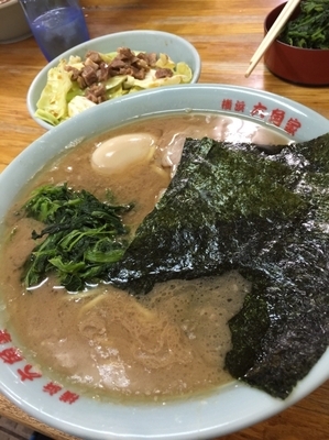 「ラーメン味玉中盛、硬め濃いめ、キャベチャ」@六角家 本店の写真