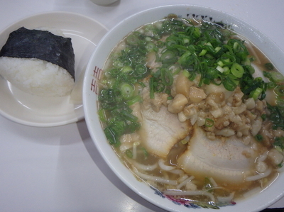 「チャーシューメン(730円)野菜(100円)おにぎり他」@寿栄広食堂の写真