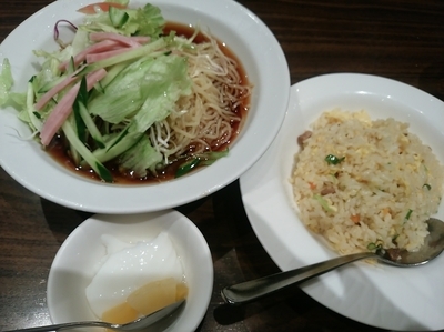 「本日のランチ①(黒酢野菜冷麺＋チャーハン)780円」@上海華龍 ヤマダ電機LABI1高崎店の写真