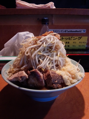 「ラーメン（中盛り750円）ヤサイマシ、ニンニクマシマシ」@立川マシマシ ロイヤルスープの写真