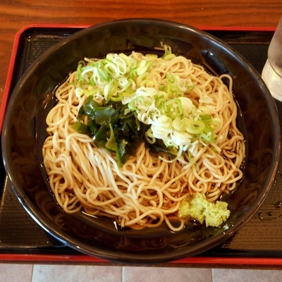 「冷やしかけそば（300円）＋大盛（無料）＋ネギ多め」@吉そば 代々木駅前店の写真