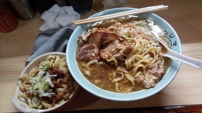 「ラーメン850円＋白炙りセット50円」@ラーメン富士丸 明治通り都電梶原店の写真
