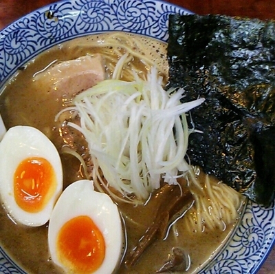 「濃厚鶏煮干しらーめん＋くずれたまご50円」@自家製太麺 元気屋の写真