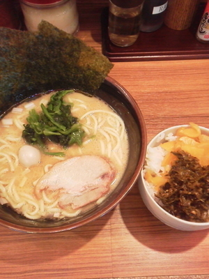 「ラーメン（硬め濃いめ）\680＋ライス（サービス）」@横浜家系ラーメン 壱角家 築地店の写真