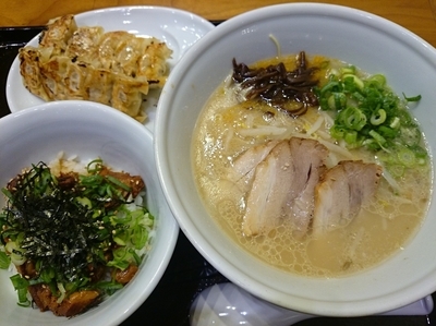 「白丸とんこつ＋Ｂセット＋博多ひとくち餃子＝￥1400」@RAMEN EXPRESS 博多一風堂 三井アウトレットモール入間店の写真