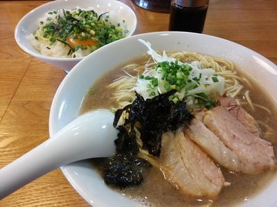 「煮干そば +玉子かけご飯」@中村屋総本山の写真