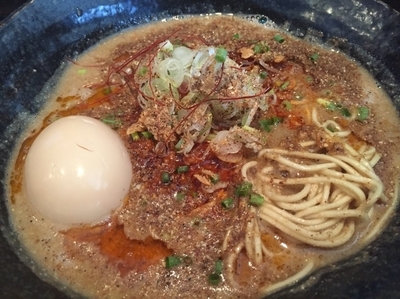 「【夏季限定】汁あり担々麺700円、味玉」@まぜそば 一心不乱の写真