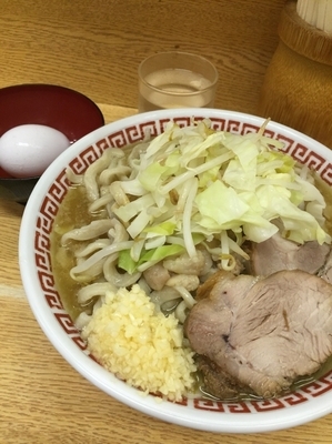 「小ラーメン野菜少なめニンニクアブラ少し生たまご」@ラーメン二郎 環七新新代田店の写真