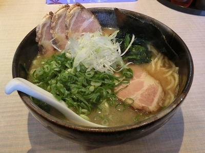 「鐙らぁめん(太麺)+焼豚+九条ネギ」@麺や鐙壱番の写真