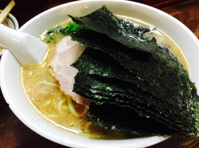 「ラーメン中盛り海苔増し味玉」@横浜家の写真