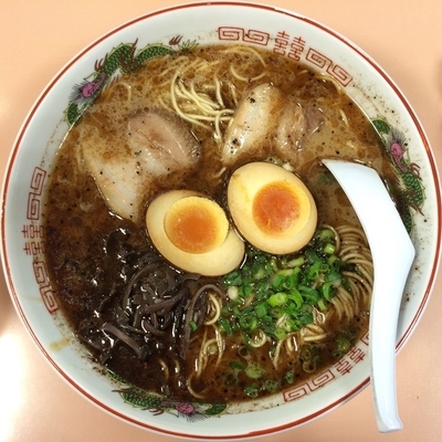「黒とんこつラーメン（2玉）900円＋餃子380円」@那の福の写真