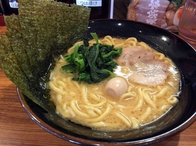 「醤油ラーメン並（７３４円）」@横浜家系ラーメン 壱角家 越谷店の写真