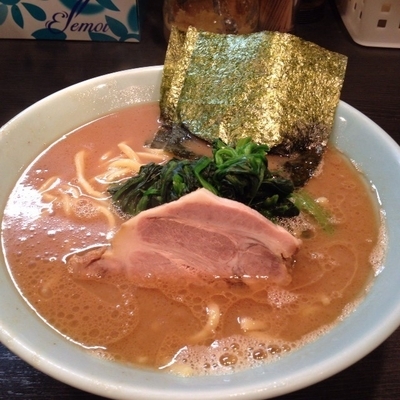 「ラーメン」@横浜家系豚骨醤油極太麺 侍 伏見店の写真