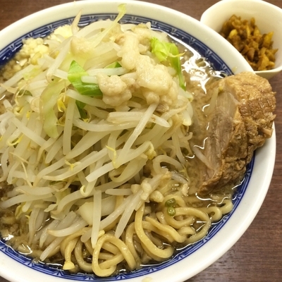 「ラーメン麺少な目700円揚げ油カレー味50円」@ラーメン アカリケンの写真