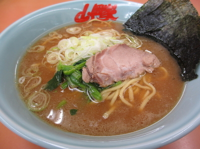 「醤油ラーメン￥６２０」@ラーメン山岡家 厚木店の写真