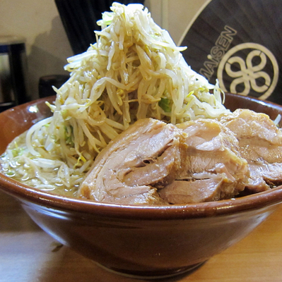 「麺マシ 禁断の果実 800円 + 大盛 + 豚マシ」@豚星。の写真
