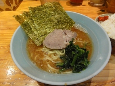 「ラーメン680円　麺硬め　ライス普通盛」@横浜ラーメン 武蔵家 大井町店の写真