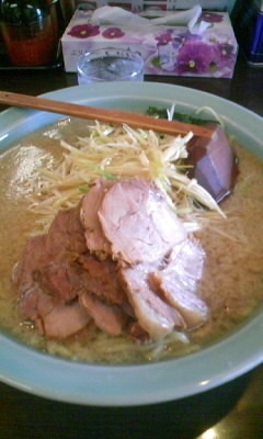 「ネギチャーシューメン中900円」@ニューラーメンショップ主水の写真